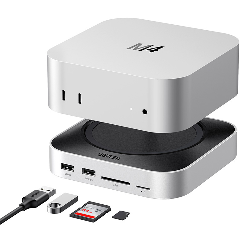 Docking station UGREEN argentata con porte USB, lettore di schede e accessori su sfondo bianco.