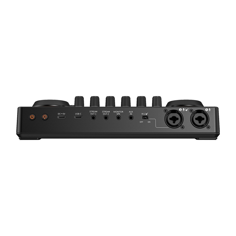 Vista posteriore di un mixer audio nero con varie porte, manopole e pulsanti.