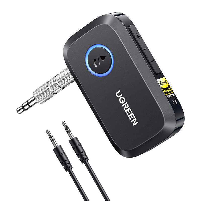 Un ricevitore audio Bluetooth Ugreen nero con jack da 3,5 mm integrato, pulsanti di controllo e cavo aux.