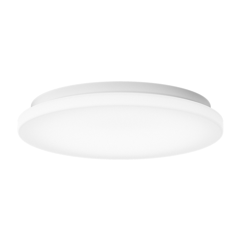 Una semplice plafoniera rotonda bianca su sfondo bianco.