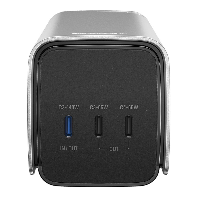Chargeur gris avec trois ports USB-C, dont un 140W entrée/sortie et deux 65W sortie.
