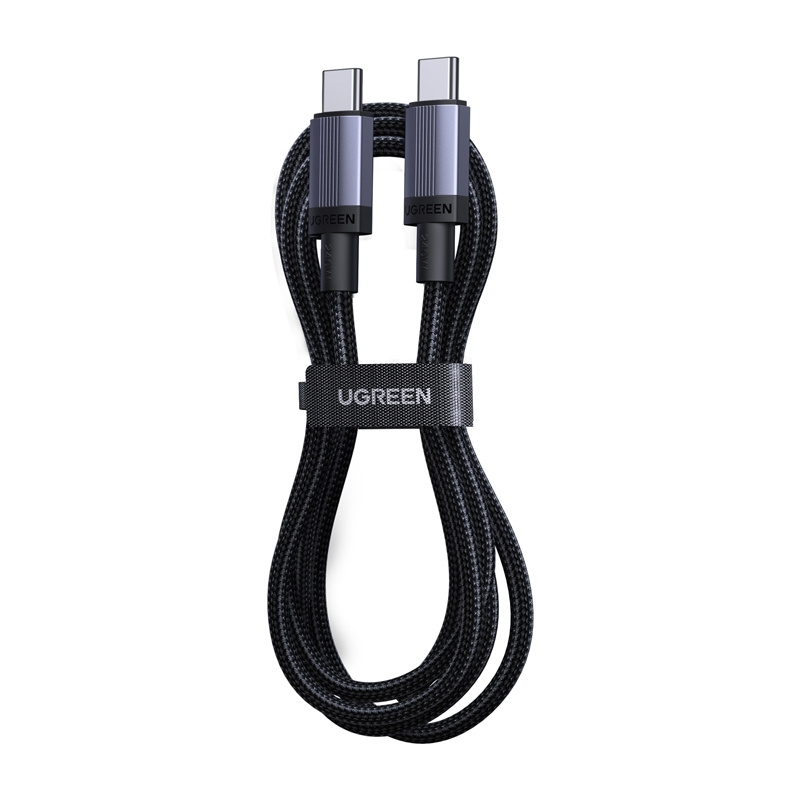 Zwiniety czarny kabel USB-C marki UGREEN z szarymi złączami na białym tle.