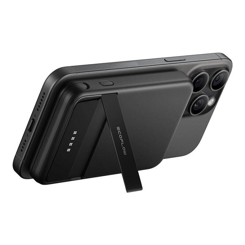 Uno smartphone nero con un power bank EcoFlow nero attaccato magneticamente sul retro, dotato di supporto pieghevole.