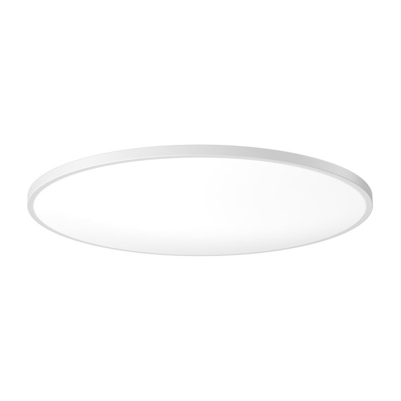 Una lampada da soffitto bianca rotonda e minimalista su sfondo bianco.