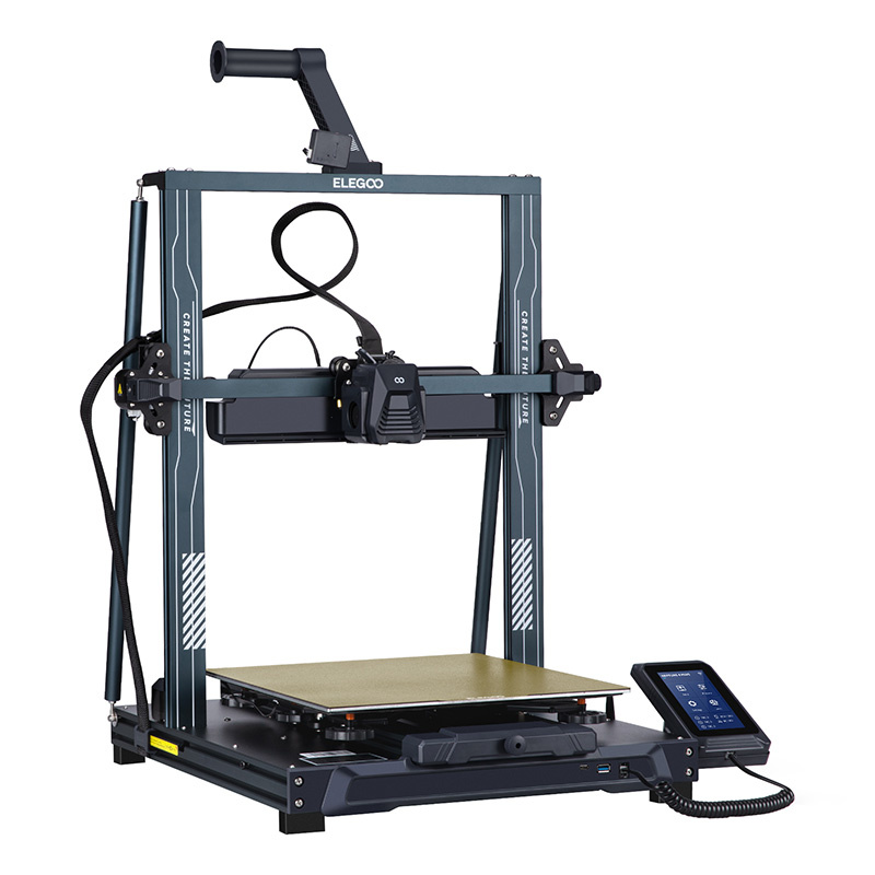 Una stampante 3D grigia con un piatto di stampa dorato e un touchscreen a destra su sfondo bianco.