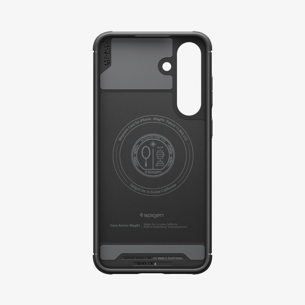 Una cover per telefono nera Spigen Core Armor MagFit con anelli magnetici circolari e foro per fotocamera.