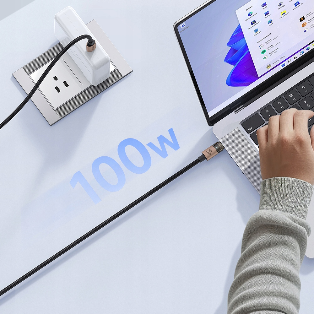 Bir USB-C kablosu, bir güç adaptörünü masadaki bir dizüstü bilgisayara 100W yazısıyla bağlar.