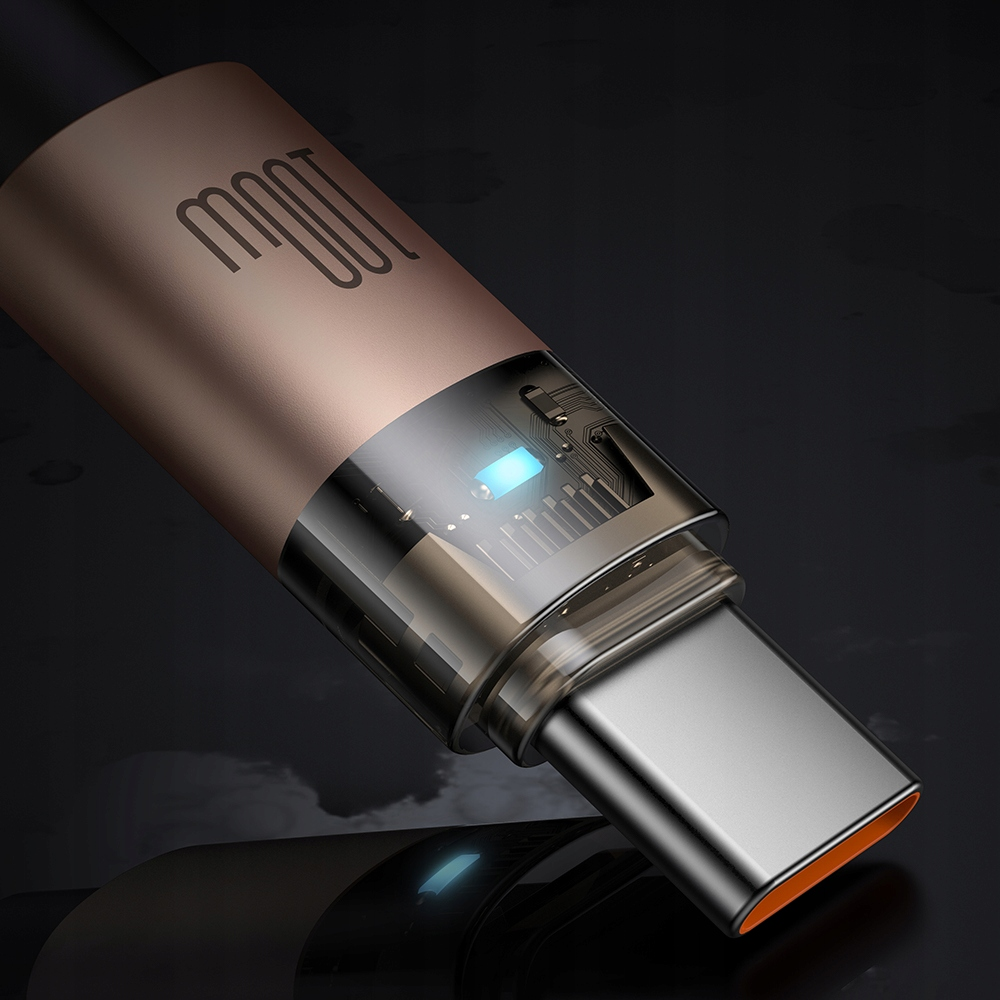 Bronz metal kasalı ve parlayan mavi çipi gösteren şeffaf bölmeli modern bir USB-C kablosunun yakın çekimi.