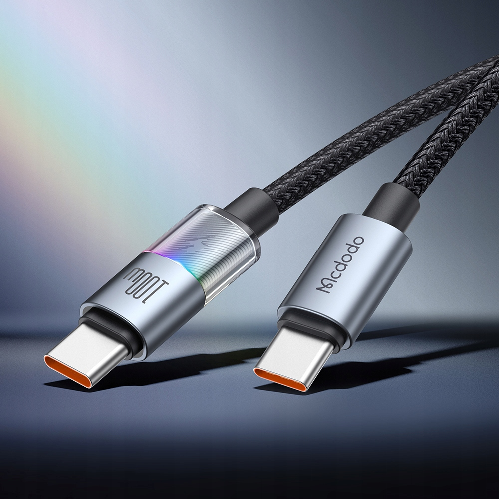 Gri arka planda gümüş konektörlü iki örgülü USB-C kablosu, biri şeffaf parlayan bölümlü.