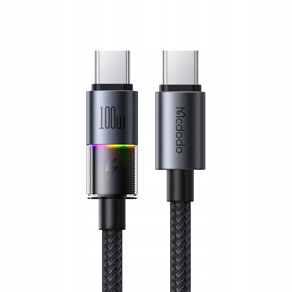 Beyaz arka planda metal konnektörlü, biri 100W etiketli ve RGB LED ekranlı iki siyah USB-C kablosu.