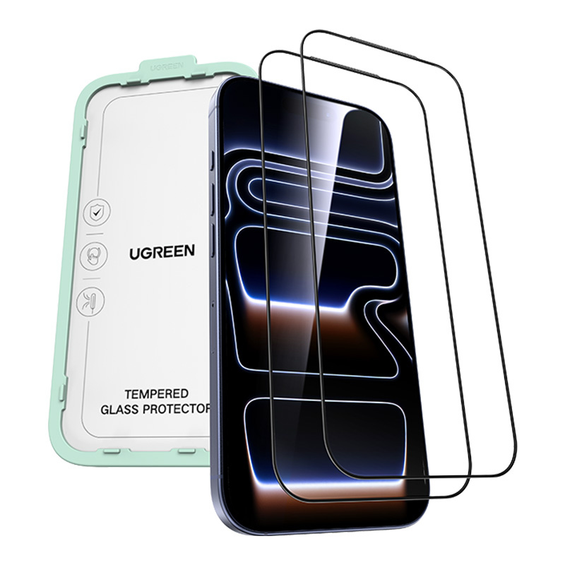 Uno smartphone Ugreen con due pellicole protettive e una cornice di allineamento verde su sfondo bianco.