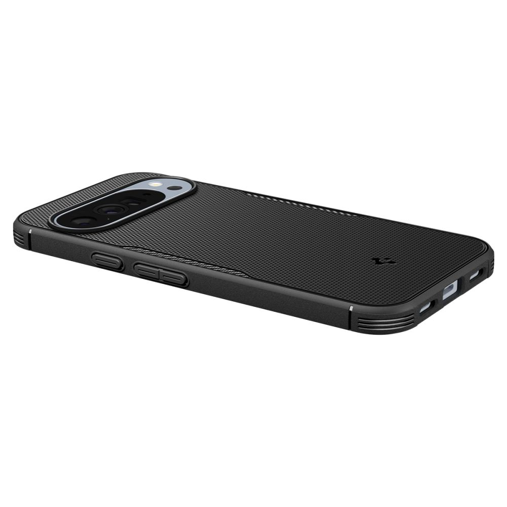 Un smartphone negro con funda protectora descansa en ángulo sobre fondo blanco.