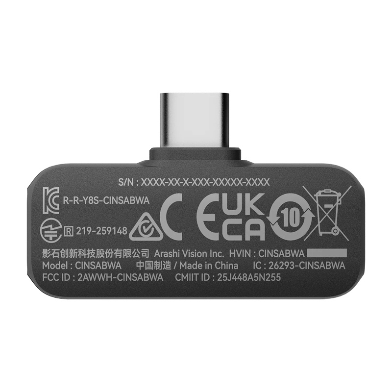 Retro di un adattatore USB-C grigio con testo e simboli normativi.