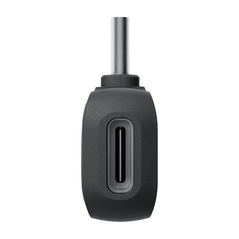 Un adattatore USB-C nero con connettore metallico su sfondo chiaro.