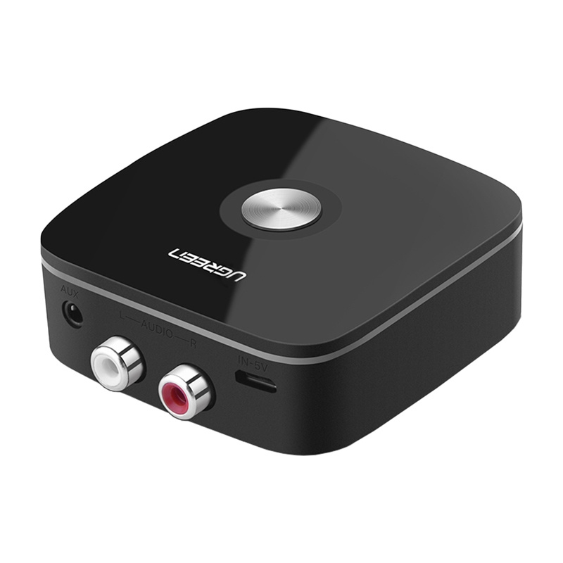 Un ricevitore audio Bluetooth Ugreen nero con pulsante rotondo, porte AUX, RCA e USB-C su sfondo bianco.