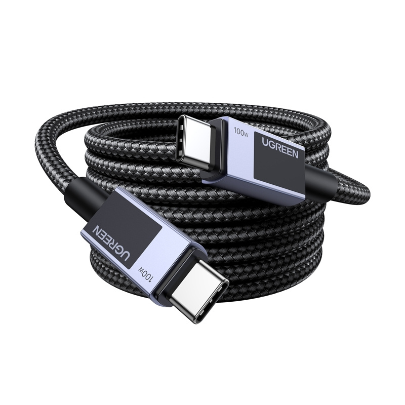 Zwinięty, czarny wplątany kabel USB-C ze srebrnymi i czarnymi złączami UGREEN na białym tle.
