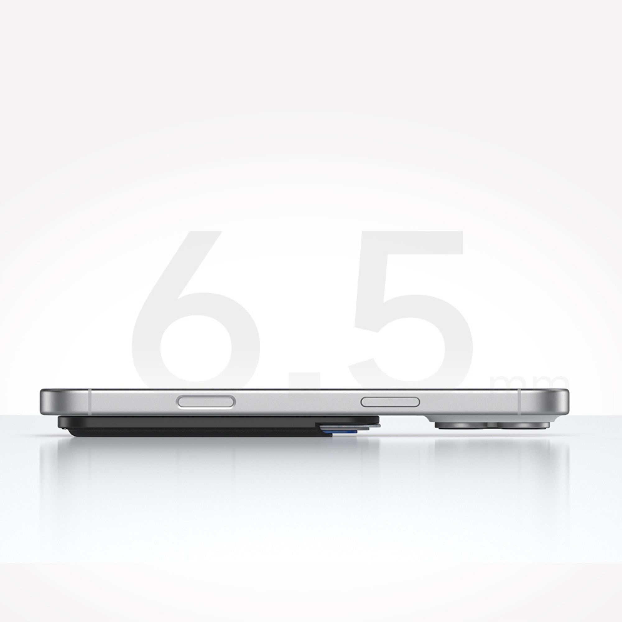 Profilansicht eines dünnen silbernen Smartphones auf weißer Oberfläche mit dem Text '6.5 mm' im Hintergrund.