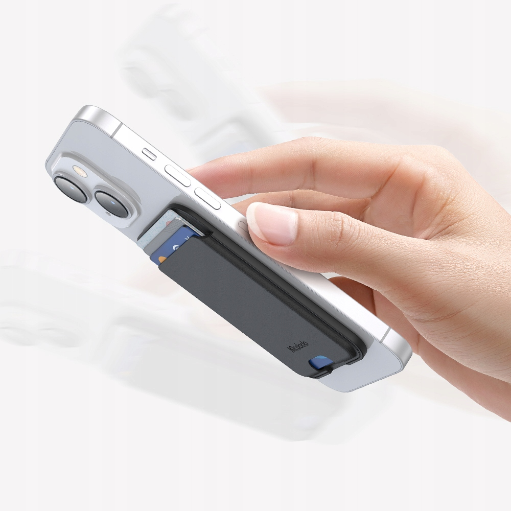 Eine Hand hält ein silbernes Smartphone mit einer schwarzen Magnethalterung für Karten auf der Rückseite.