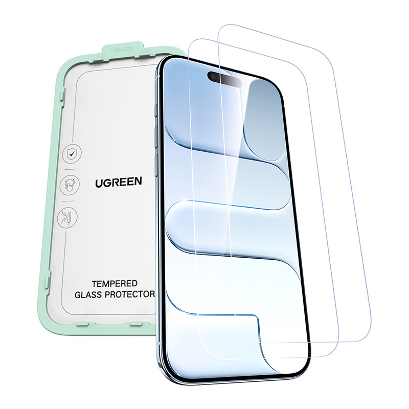Un smartphone junto a una caja verde de Ugreen y dos protectores de pantalla transparentes.