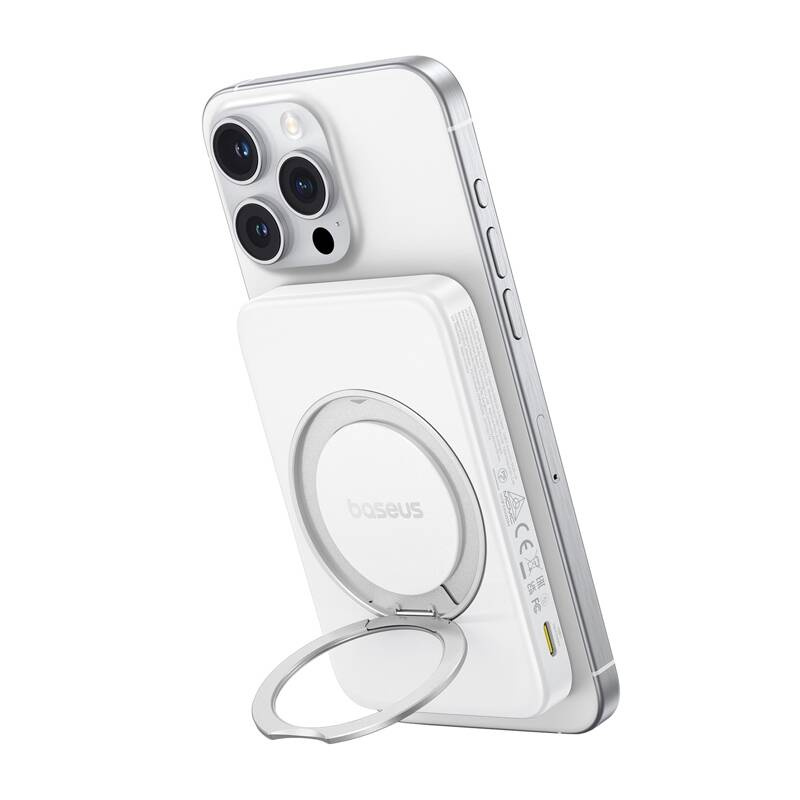 Una batería portátil blanca con soporte de anillo integrado está acoplada magnéticamente a la parte trasera de un teléfono.