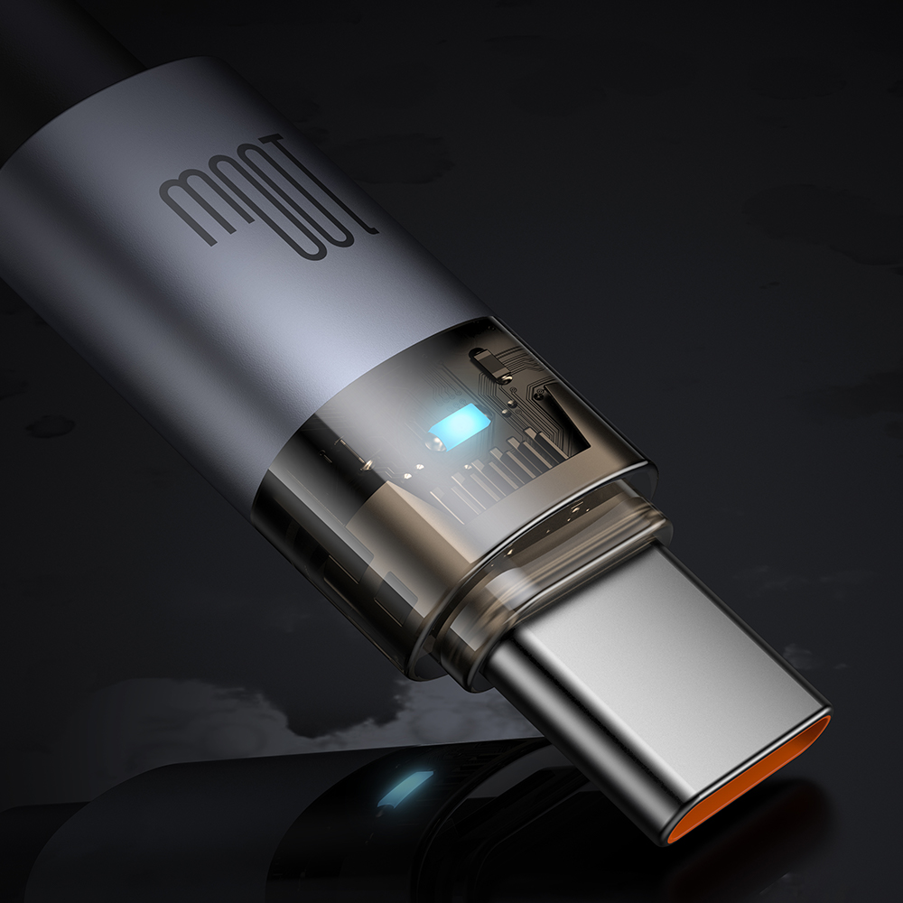 Koyu arka planda şeffaf kasalı ve parlayan mavi çipli gümüş renkli bir USB-C kablosu.