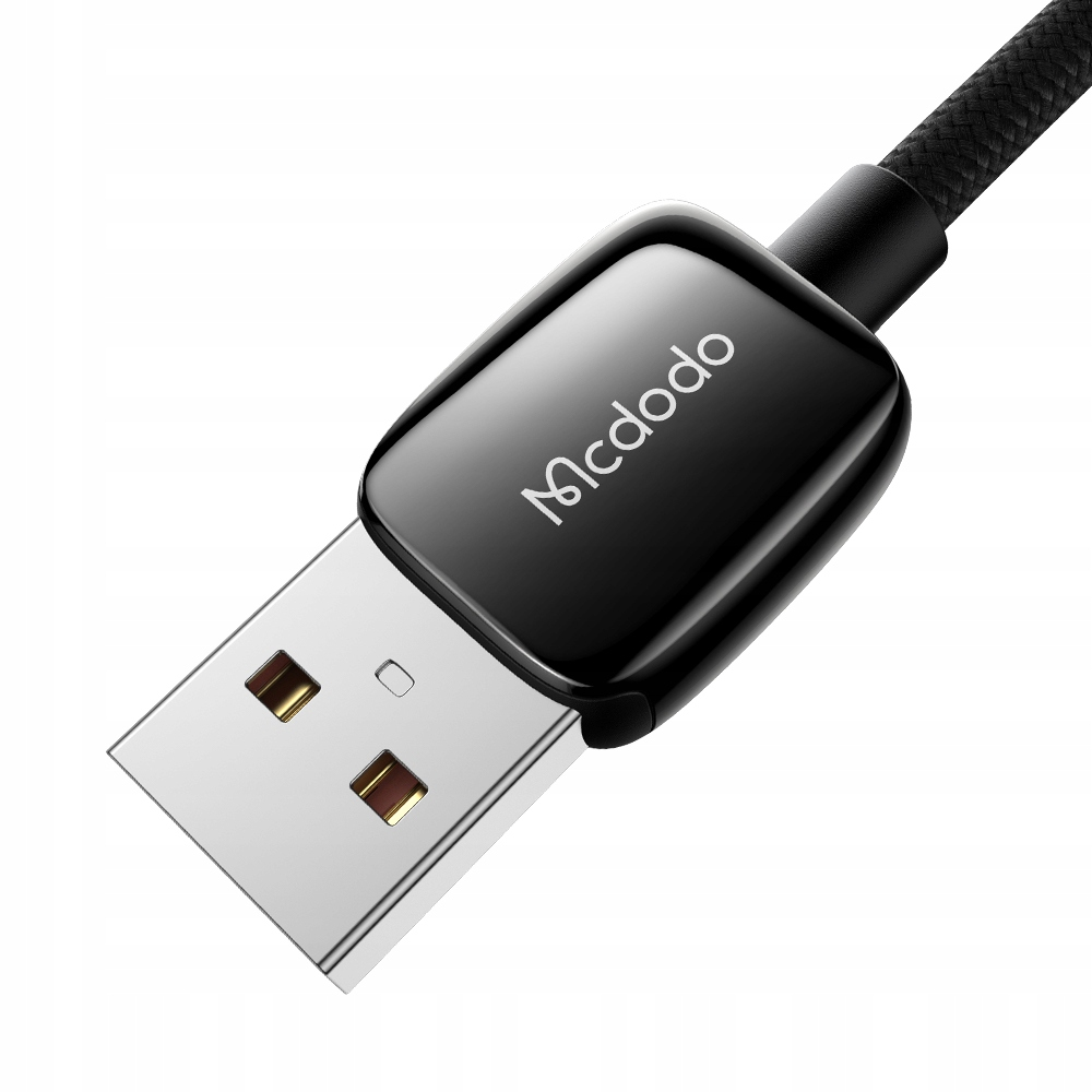 Beyaz arka planda siyah bir Mcdodo USB kablo konektörü.