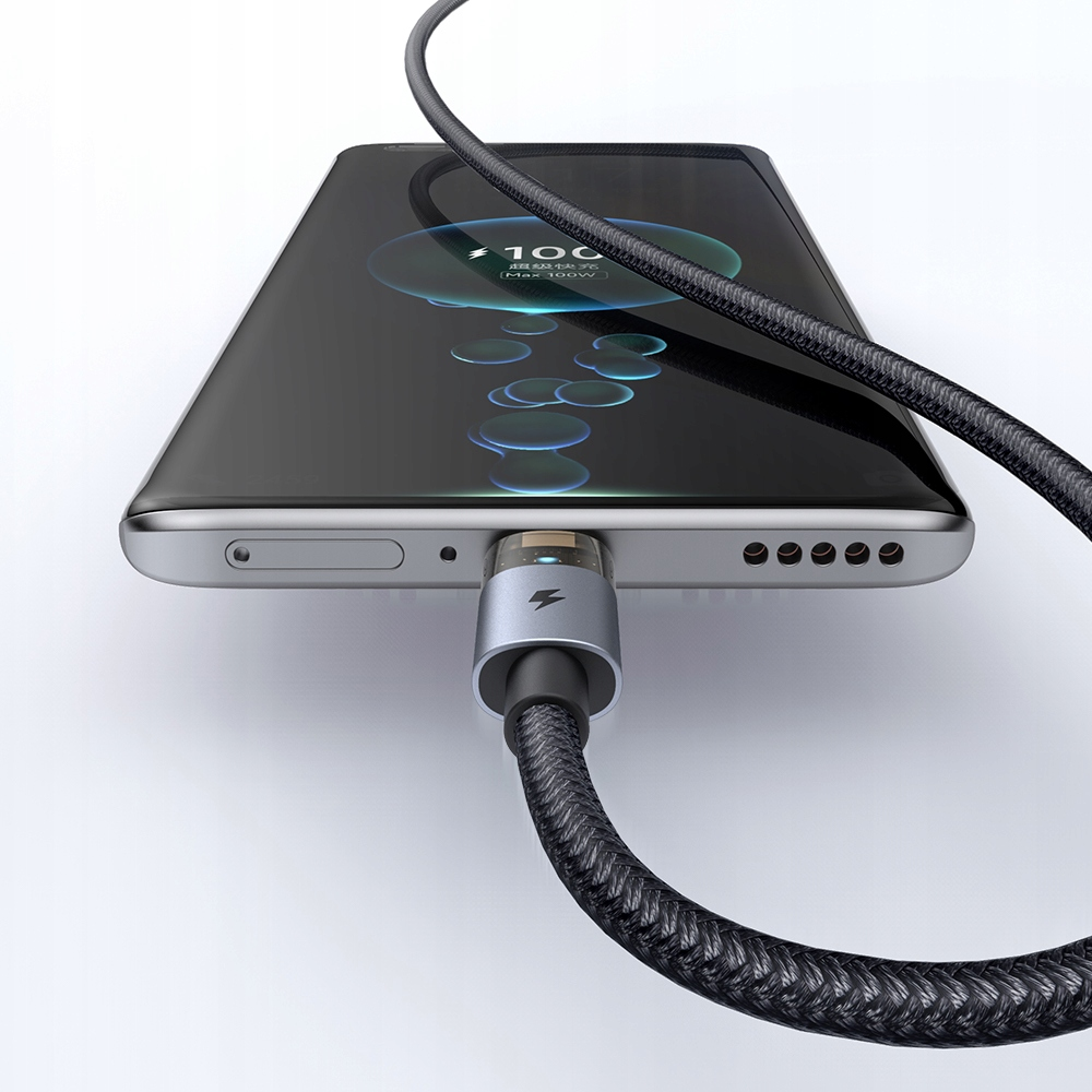 Açık renkli bir yüzey üzerinde örgülü bir USB kablosuyla şarj olan bir akıllı telefon.