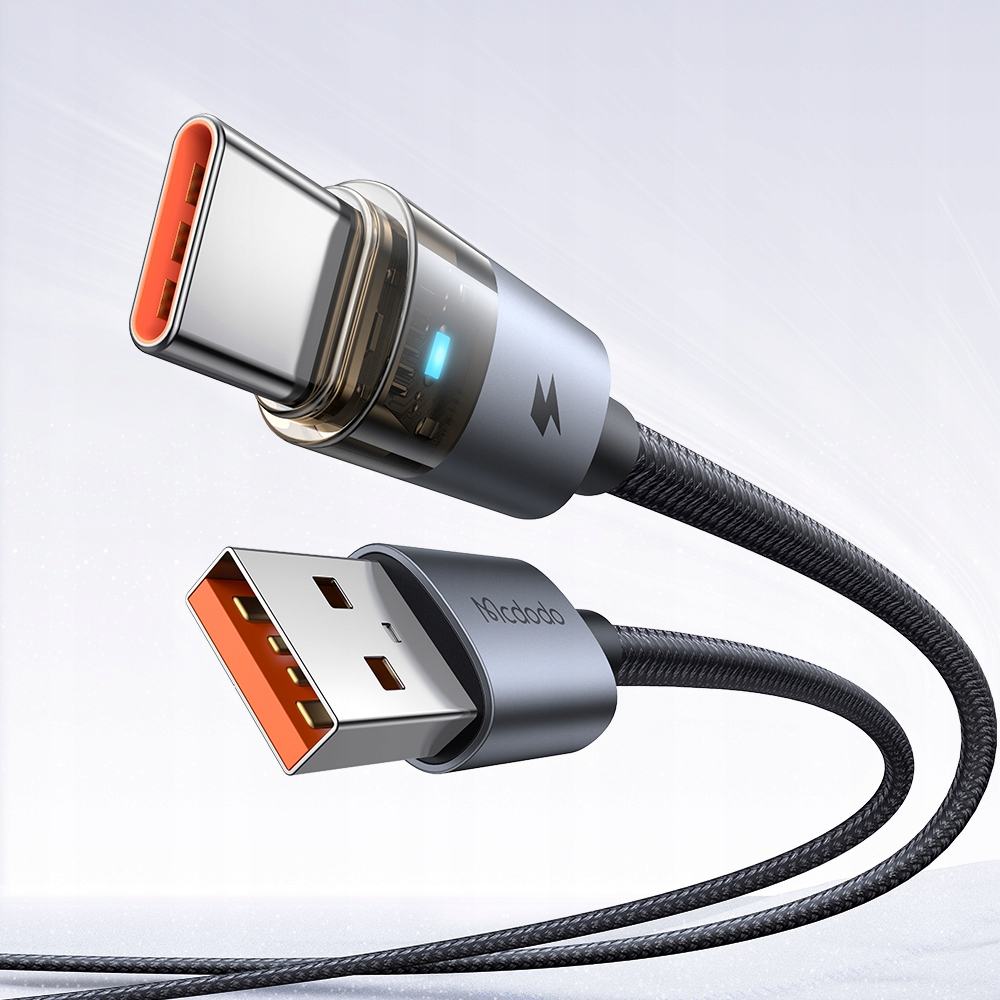 Açık arka planda örgülü kaplamaya ve şeffaf konektöre sahip gri renkli USB-C - USB-A şarj kablosu.