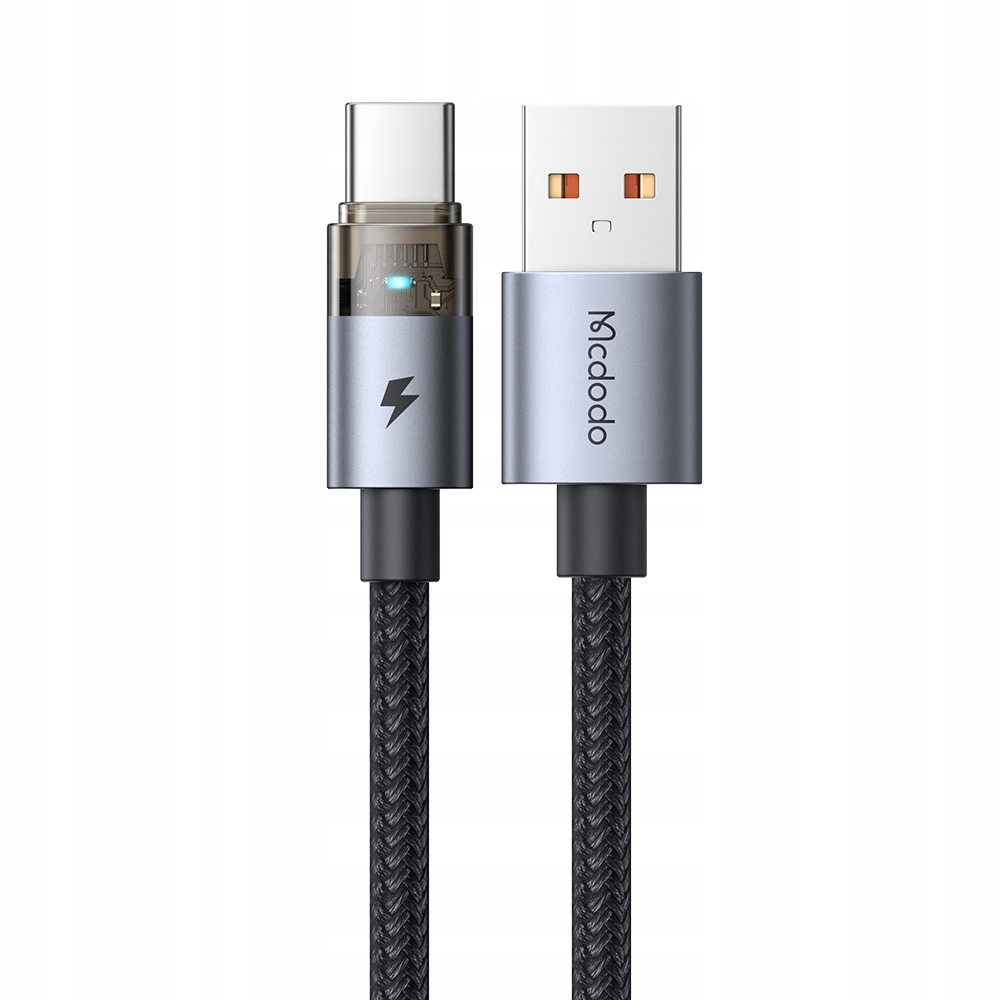 Beyaz arka planda Type-C ve USB-A konnektörlü örgülü bir USB kablosu.