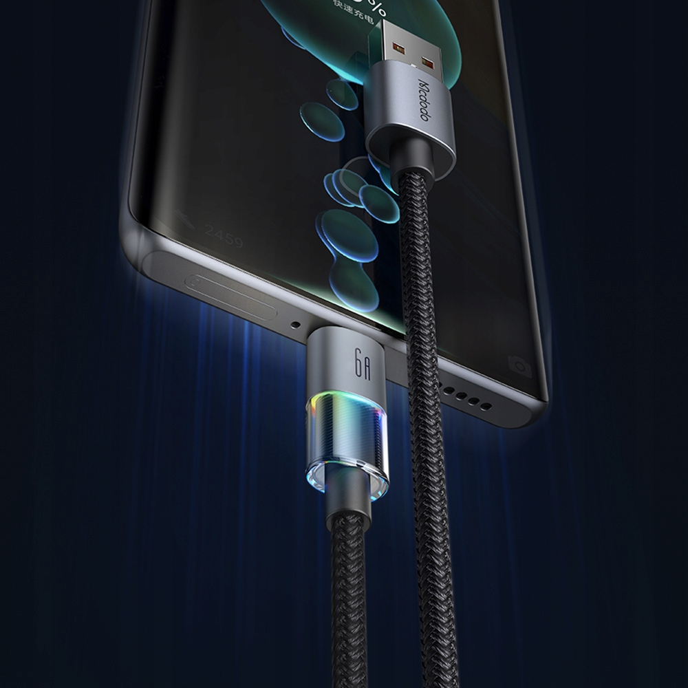 Parçalı ışıklı konnektöre sahip örgülü bir USB kablosuyla şarj olan bir akıllı telefon.