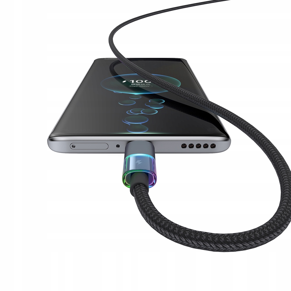 Renkli ışık halkasına sahip siyah örgülü bir USB-C kablosuyla şarj edilen akıllı telefon.