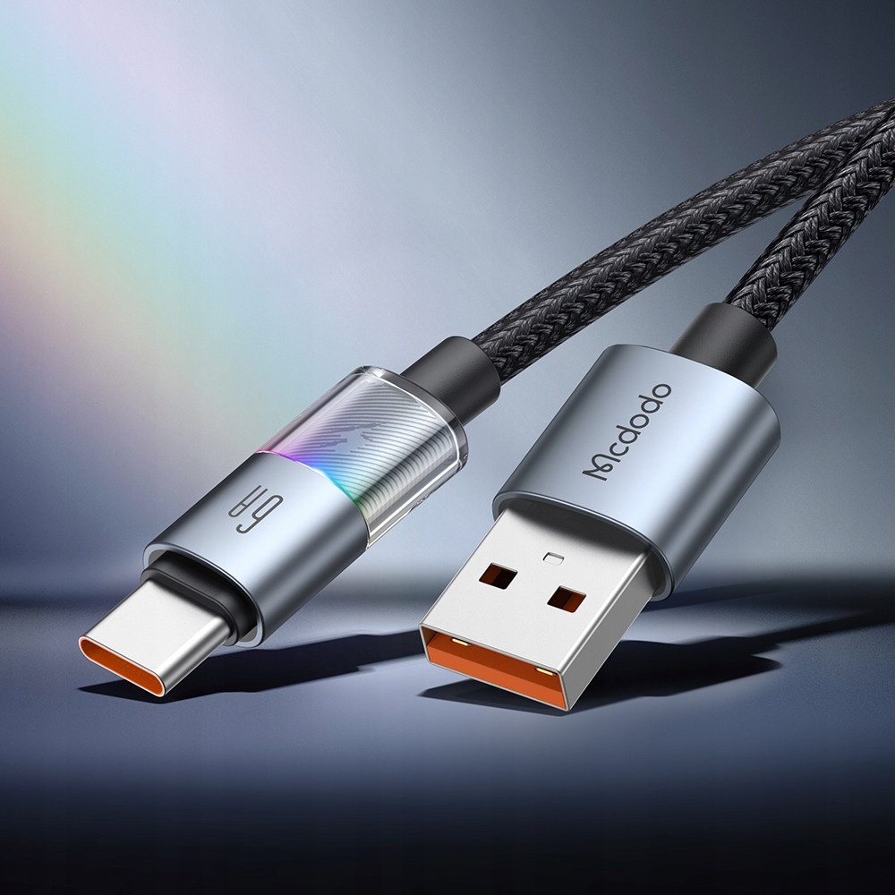 Degrade arkaplanda metal konnektörlere sahip örgü USB-C ve USB-A şarj kablosu.