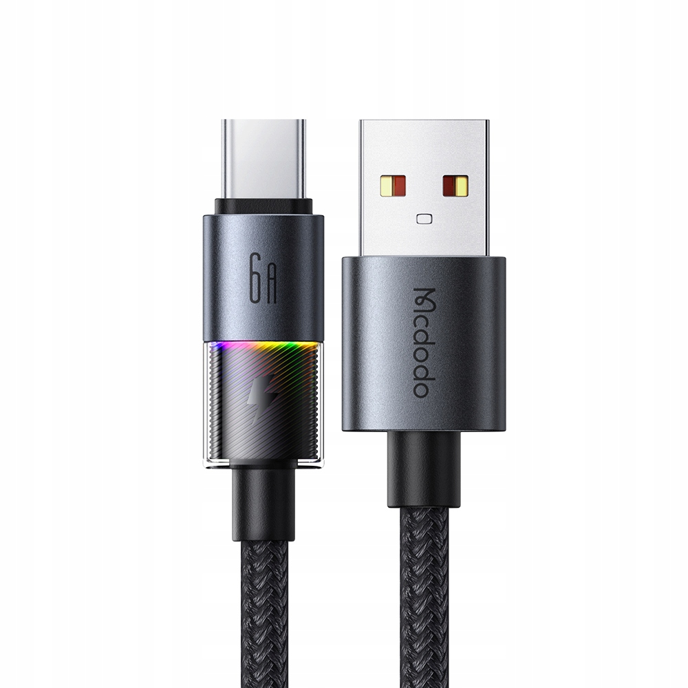 Örgülü kabloya sahip bir Mcdodo şarj kablosunun USB-C ve USB-A konnektörleri.