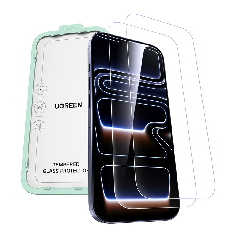 Uno smartphone e una dima di allineamento verde con due proteggi schermo in vetro davanti su sfondo bianco.