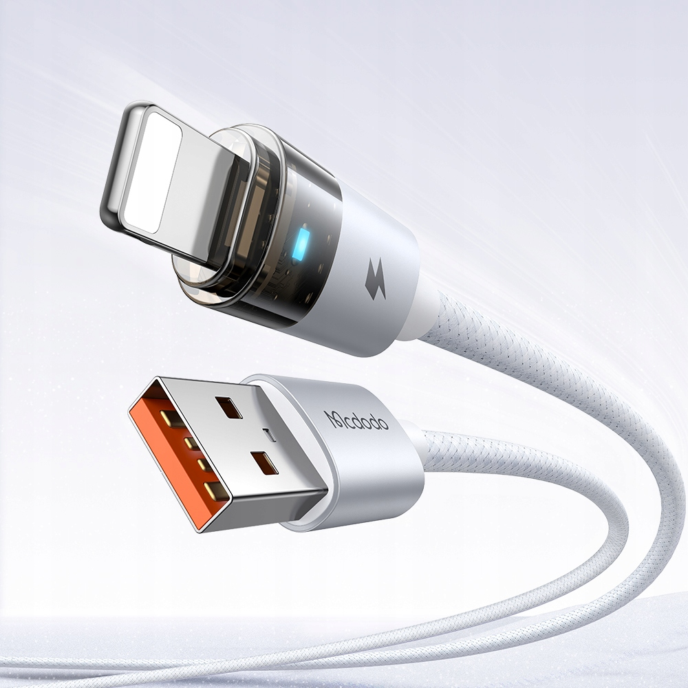 Beyaz arka planda gümüş renkli Lightning konektörlü ve USB-A fişli beyaz Mcdodo şarj kablosunun yakın plan görüntüsü.