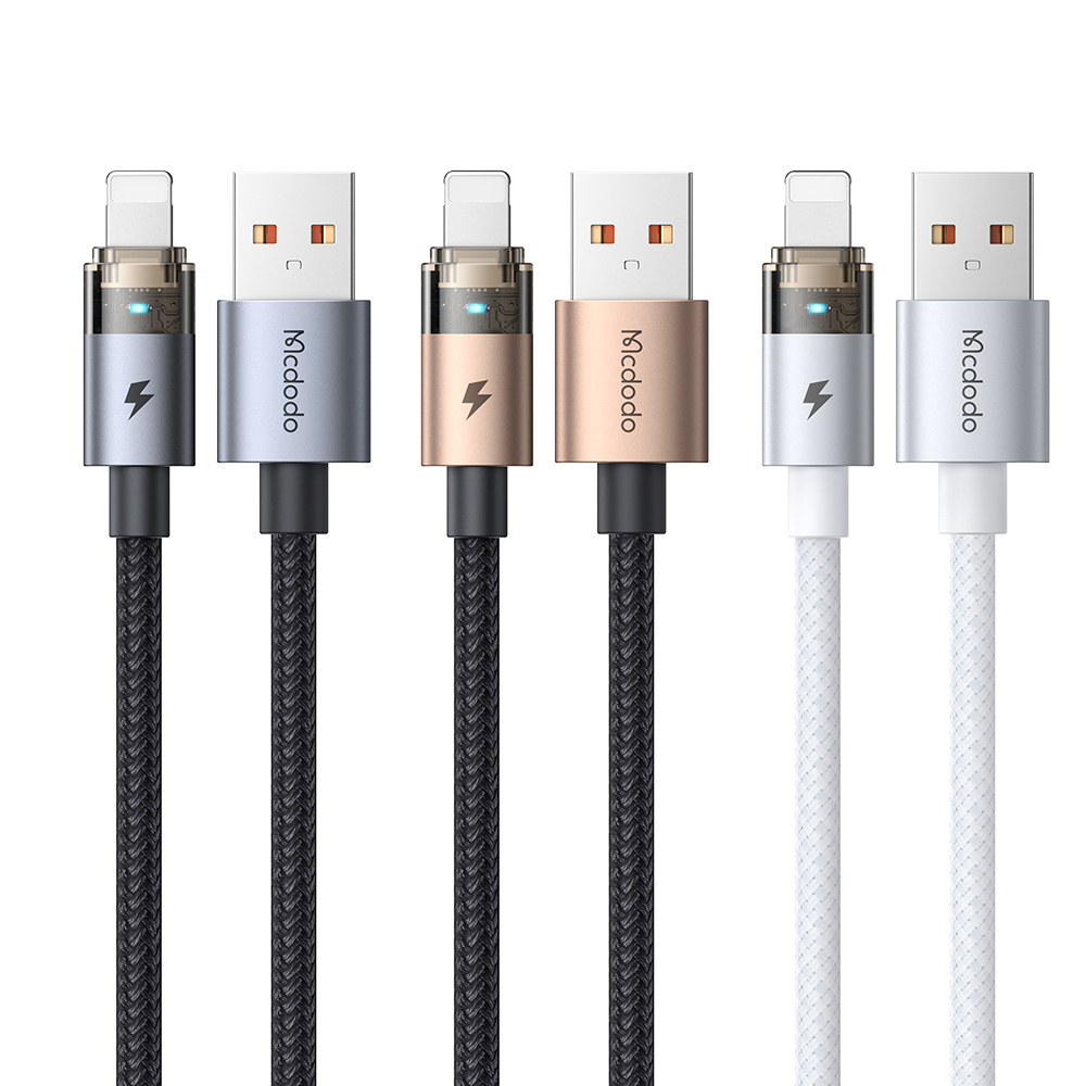 Beyaz arka planda gri, altın ve beyaz renklerde, örgülü kordonlu ve metal konnektörlü üç çift USB kablosu.