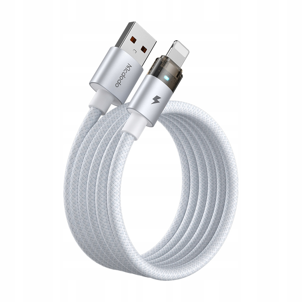 Beyaz arkaplanda USB ve Lightning bağlantılarına sahip beyaz örgülü şarj kablosu.