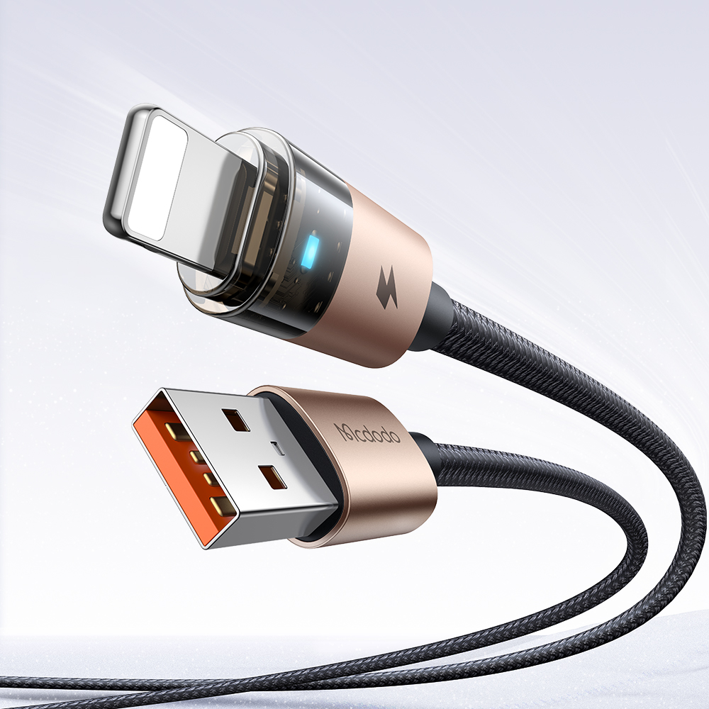 Gri arka plan üzerinde pembe altın rengi Lightning konnektörlü ve USB-A fişli örgülü şarj kablosu.