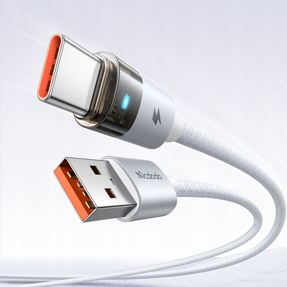 Gümüş konnektörlü ve parlayan mavi göstergeli beyaz örgülü bir USB-C - USB-A kablosu.