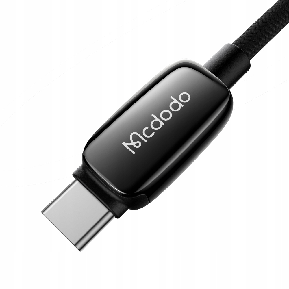 Beyaz arka plan üzerinde parlak konektör kasasına ve örgülü tele sahip siyah Mcdodo USB-C kablosu.