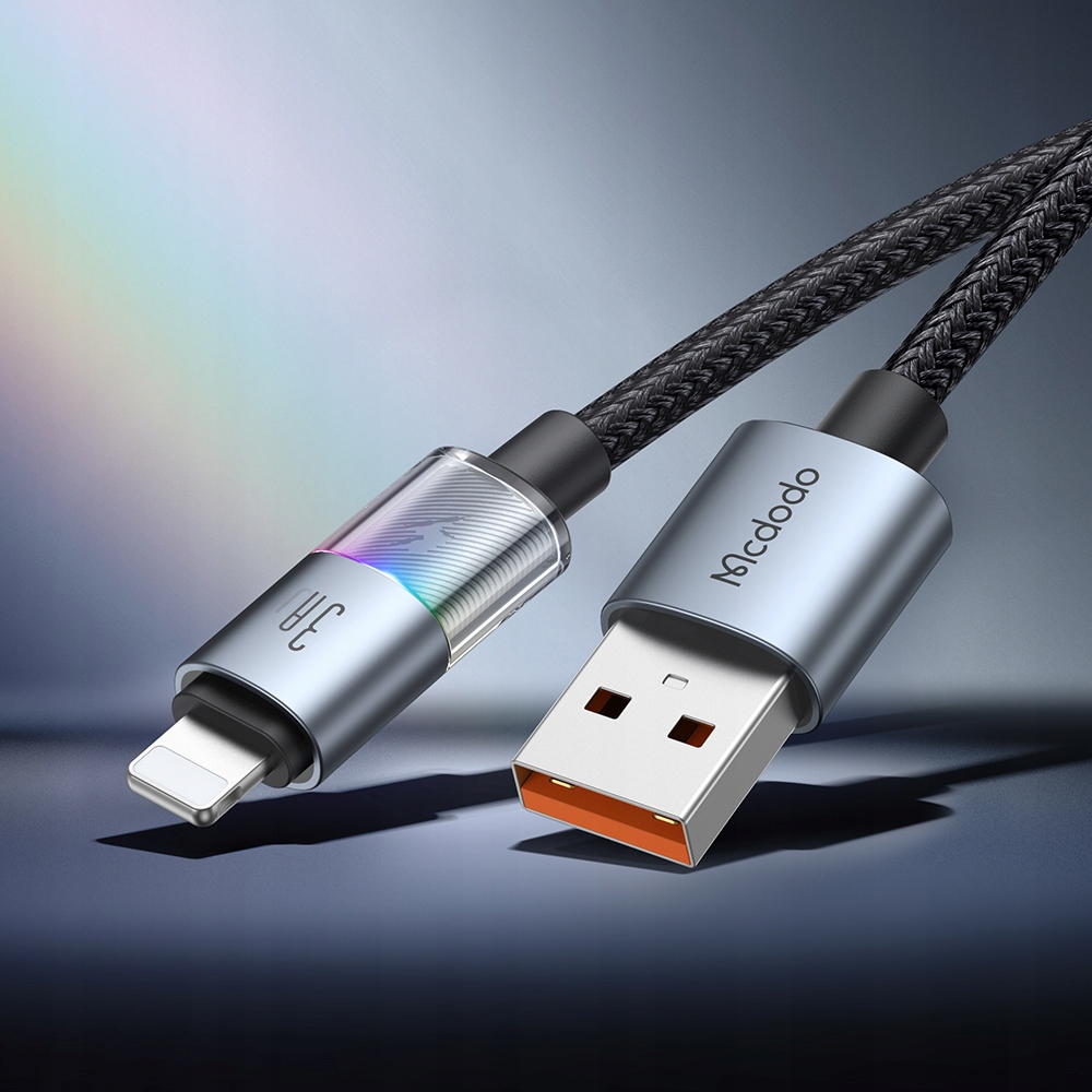 Degrade mavi arka planda gümüş Lightning ve gümüş USB-A konnektörlü örgülü siyah USB kablosu.