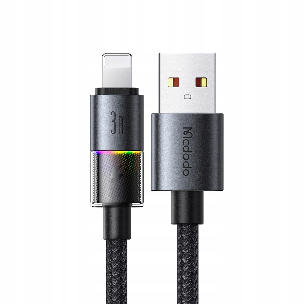 Örgülü kordonlu bir Mcdodo şarj kablosunun Lightning ve USB-A konnektörleri.