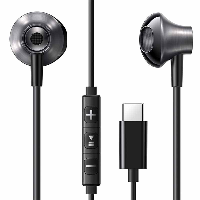 Auricolari in-ear con cavo nero, telecomando integrato e connettore USB-C.