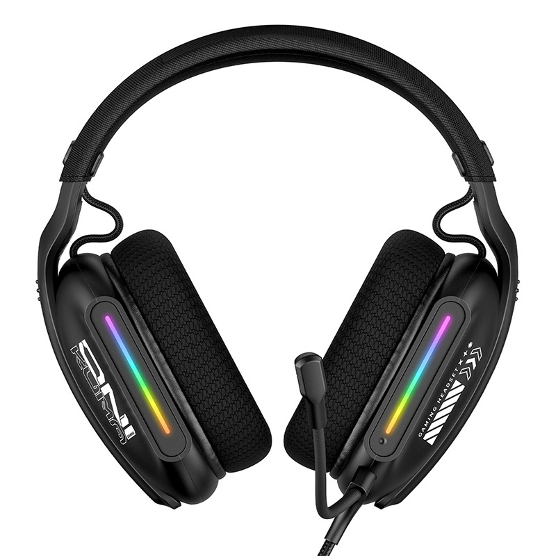 Cuffie da gioco nere con illuminazione RGB sui padiglioni e un microfono attaccato su sfondo bianco.