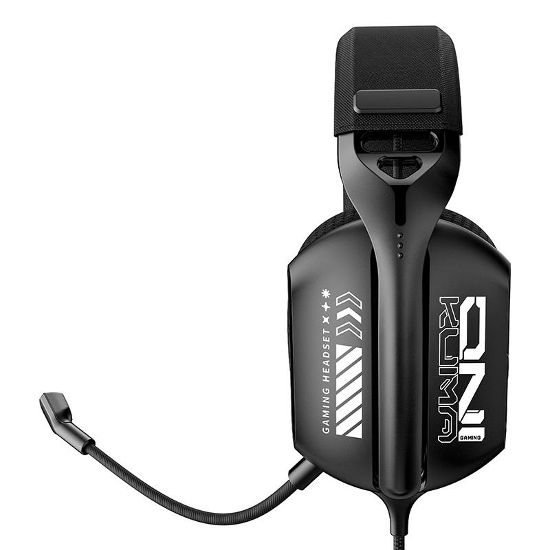Un headset da gaming nero con grafica bianca, microfono flessibile e connessione via cavo su sfondo bianco.