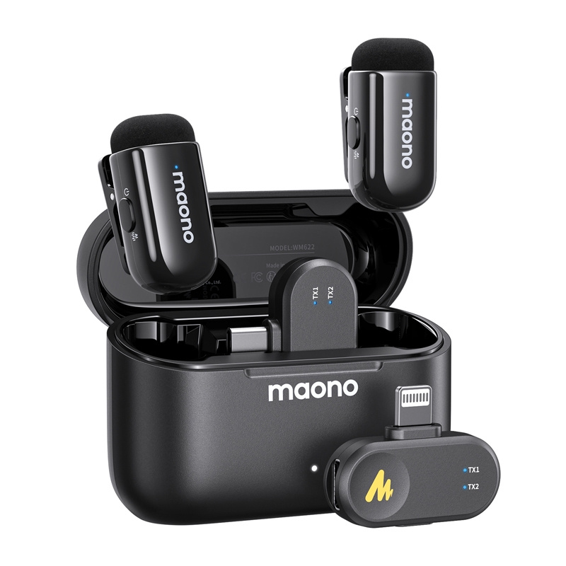 Set di microfoni wireless Maono neri con custodia di ricarica, due trasmettitori e ricevitori.