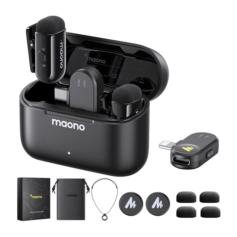Set microfono nero Maono in custodia di ricarica con accessori su sfondo bianco.