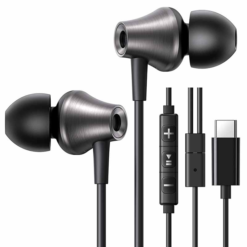 Un paio di cuffie in-ear nere con cavo, telecomando integrato e connettore USB-C su sfondo bianco.