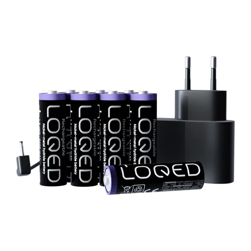 Cinque batterie AA ricaricabili LOQED nere e viola e un caricabatterie a muro nero su sfondo bianco.