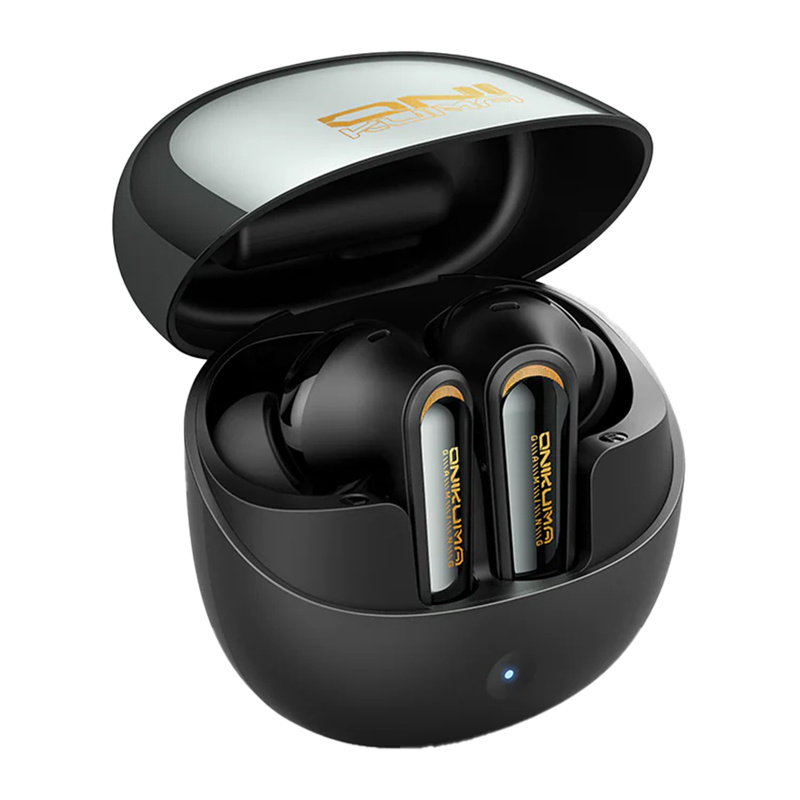 Auricolari wireless neri in una custodia di ricarica aperta con dettagli dorati e logo.